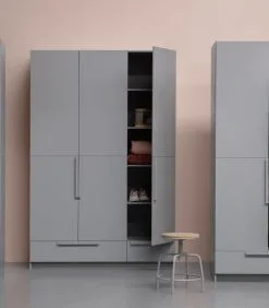 WOOOD Pure Kast 3-Deurs - Grenen - Betongrijs - 215x142x60 -Meubilair Geschäft 2a61fdbdf4e64deabb2170ab7ced8af6