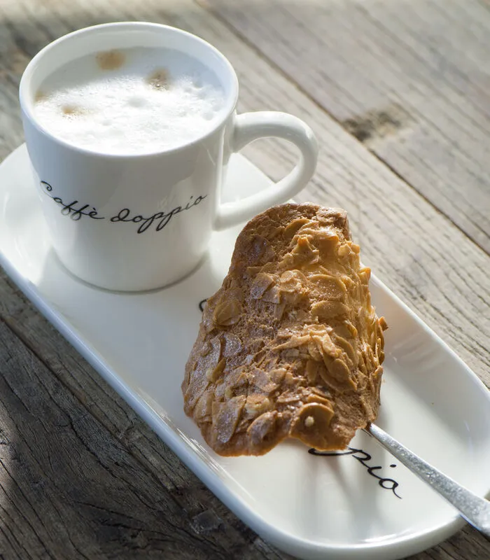 Rivièra Maison Kop En Schotel Set, KoffieKop Met Tekst, Koffiemok - Caffè Solo - Wit - 195 Ml 3 Rivièra Maison Kop En Schotel Set, KoffieKop Met Tekst, Koffiemok - Caffè Solo - Wit - 195 Ml